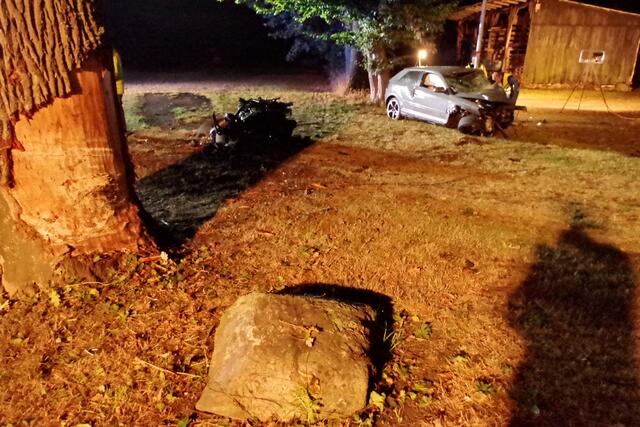 Der Wagen prallte so heftig gegen den Baum, dass der Motorblock (Mitte) herausgerissen wurde | Foto: Rolf Hillyer-Funke / Feuerwehren Samtgemeinde Oldendorf-Himmelpforten