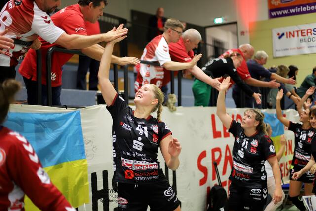 Abklatschen mit den Luchse-Fans | Foto: cc