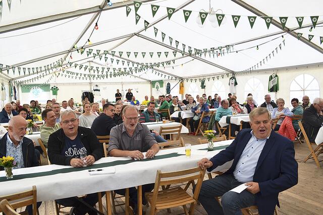 Im Festzelt wurde das Vereinslied "Grün-Weiß bin ich und will es sein ..." angestimmt | Foto: bim
