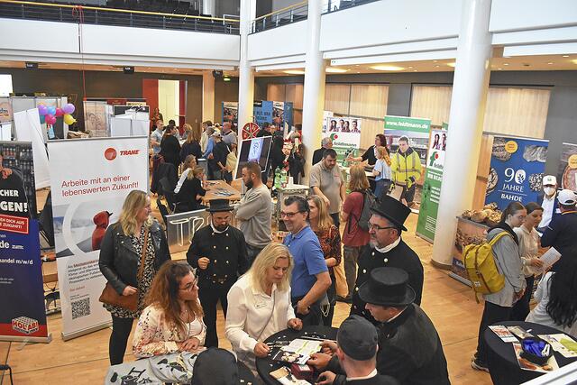 Viele Interessenten besuchten die Ausbildungsbörse in der Empore und im Volksbankhaus | Foto: Axel-Holger Haase