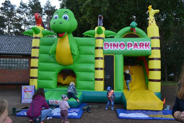 Auf dieser tollen Hüpfburg durften sich beim Jubiläumsfest die Jüngsten austoben | Foto: bim
