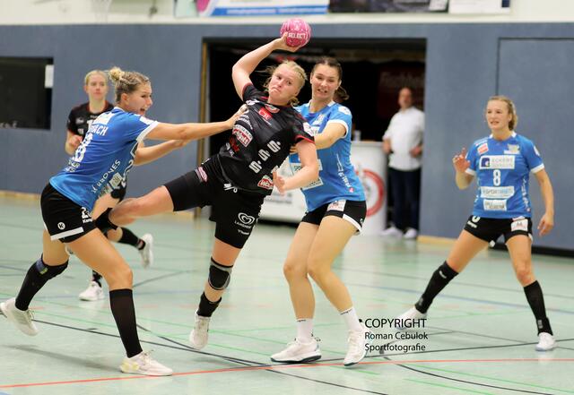 Antonia Pieszkalla (am Ball) mit Sprung zum Torerfolg - links: Ex-Luchse-Spielerin Marleen Kadenbach, die in dieser Saison für ESV Regensburg spielt | Foto: cc