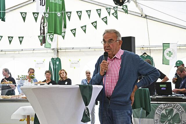 Liedertafel-Estetal-Vorsitzender Heinrich Benecke gab musikalisch den Ton an | Foto: bim