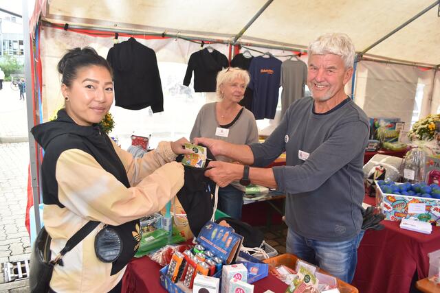 Udo Pagenkämper, Vorsitzender der Kinderkrebshilfe Buchholz (KKI), übergibt Karin Doßmann ihren Tombolagewinn am KKI-Stand | Foto: Axel-Holger Haase