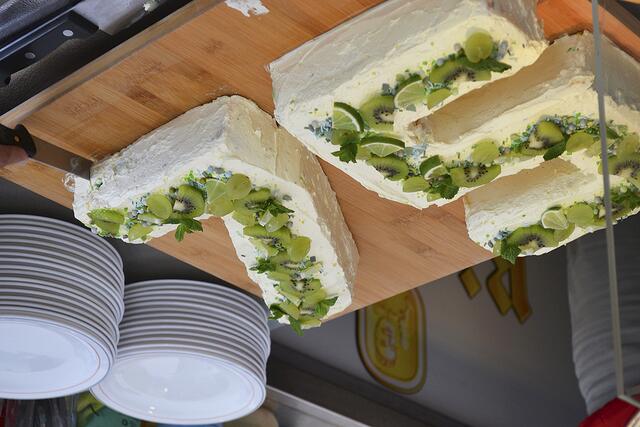 Die Jubiläumstorte - natürlich in Grün-Weiß - hatte Vereinsmitglied Kaya gebacken | Foto: bim