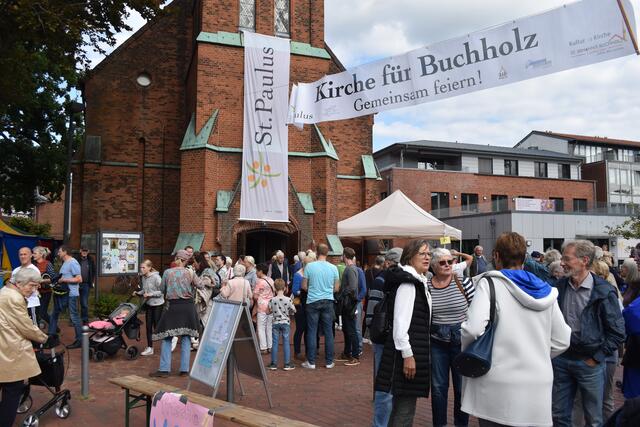 In und vor der St.-Paulus-Kirche gab es zahlreiche Aktionen | Foto: Axel-Holger Haase