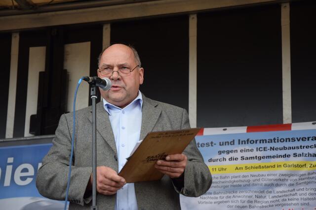 Garlstorfs Bürgermeister Horst-Günter Jagau spricht bei der Kundgebung | Foto: ts