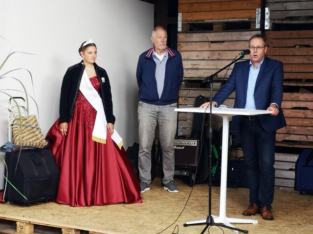 Begrüßung durch Samtgemeinde-Bürgermeister Matthias Hartlef (re.), Bürgermeister Hans-Ulrich Schumacher und Lynn-Marie Müller | Foto: Rolf Helmecke