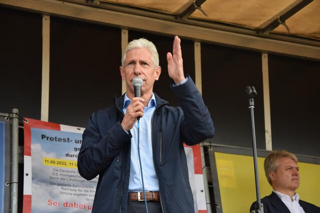 Landrat Rainer Rempe spricht bei der Kundgebung | Foto: ts