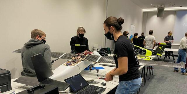 Studierende bei der Entwicklung ihrer Projekte | Foto: Verein Neues Fliegen e.V.