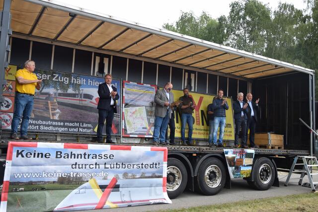 Podest zur Kundgebung bei Garlstorf | Foto: ts