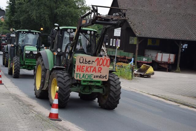 ein Korso mit 120 Treckern fährt durch den Garlstorf zum Gelände der Kundgebung nahe des Schießstands | Foto: ts