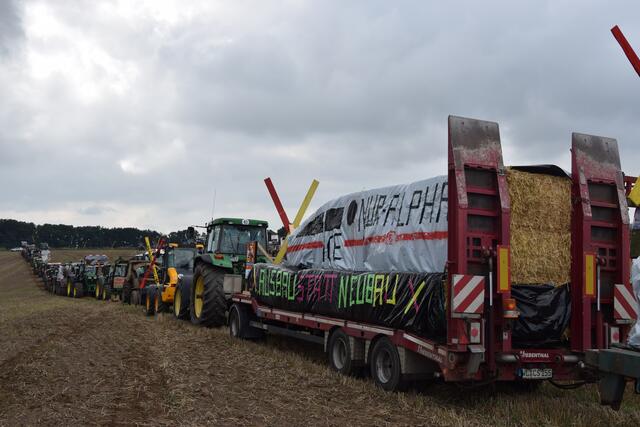 120 Trecker, teilweise mit fantasievoll gestalteten Anhängern, markieren den verlauf der geplanten Bahntrasse bei Garlstorf | Foto: ts