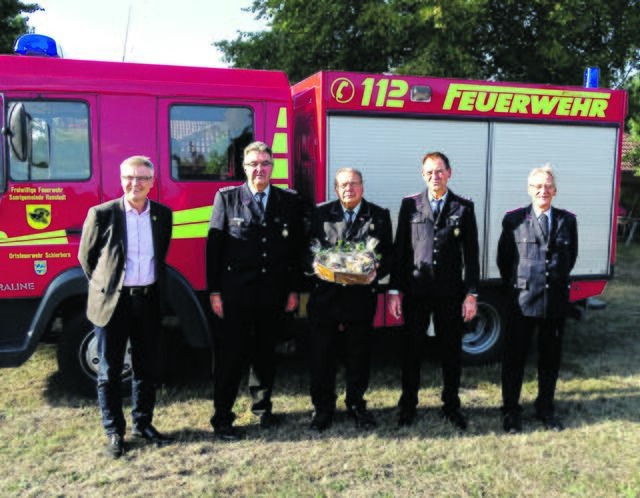 Samtgemeinde-BürgermeisterOlaf Muus (li.) und Ortsbrandmeister Jörg Düerkop (re.) mit den Geehrten | Foto: Freiwillige Feuerwehr SG Hanstedt, Pressesprecher Nord
