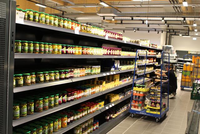 Zurzeit werden fleißig die Regale befüllt | Foto: sb