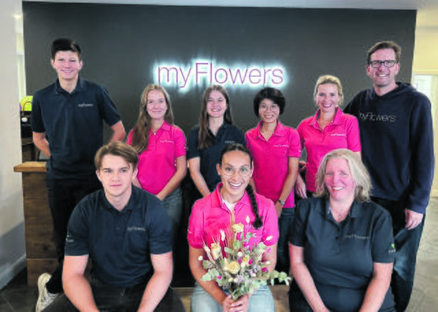 Das Team von "myFlowers" (hintere Reihe von links): Phil Springer, Saphia Tietz, Sarah Kaakschlief, Hang Zottmann, Sonja und Bernhard Unger; untere Reihe von links: Luca Krieg, Yasmine Benecke, Nicole Schinke  | Foto: Lin Elachwa