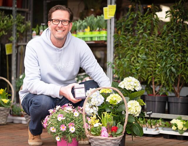 Bei "myFlowers" gibt es auch die Produkte von "Lucky Plant" zu kaufen. Bernhard Unger empfiehlt dieses Pflanzenstärkunsgmittel | Foto: Jens Schierenbeck / Gleis 11