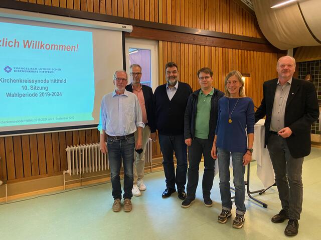 Mitglied der Landessynode Gerhard Koepsel (2. v. li.) informiert die Mitglieder der Kirchenkreissynode über den Zukunftsprozess der Ev. Landeskirche Hannovers (v. l.): Pastor und Präsident der Kirchenkreissynode Andreas Kern und einige Mitglieder des Ausschusses „Visionen“ des Kirchenkreises: Kirchenvorsteher Matthias Knüpling, Kreiskantor Kai Schöneweiß, Mitglied der Mitarbeitervertretung Heike Köpcke und Superintendent Dirk Jäger | Foto: C. Wöhling