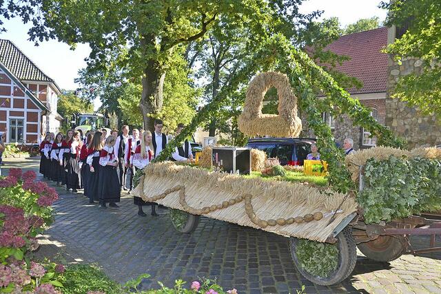 Die Landjugend mit der Erntekrone | Foto: sc