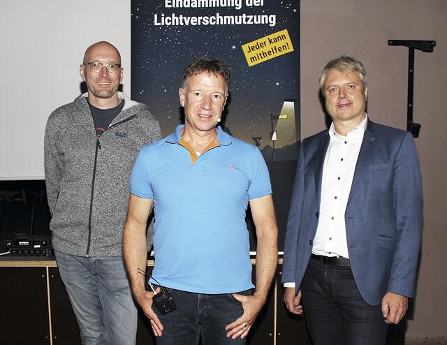 Tobias Baier (li.) und Dr. Peter Dörsam (re.) dankten Manuel Philipp für den ansprechenden Vortrag | Foto:  Marion Wenner