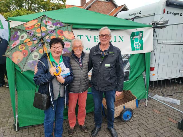 Barbara Krauss, Henning Drewes (Mitte) und sein Vize Klaus Prigge präsentierten den Heimatverein | Foto: thl