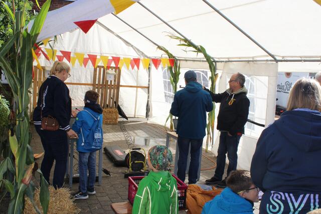 Bei der Schützenkompanie Salzhausen konnte man sich im Lichtpunktgewehr-Schießen versuchen | Foto: ce