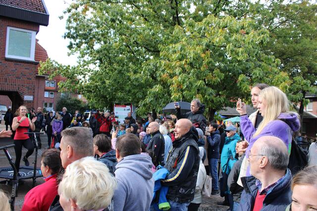 Reger Andrang herrschte bei den Darbietungen der MTV-Turngruppen am Rathaus | Foto: ce