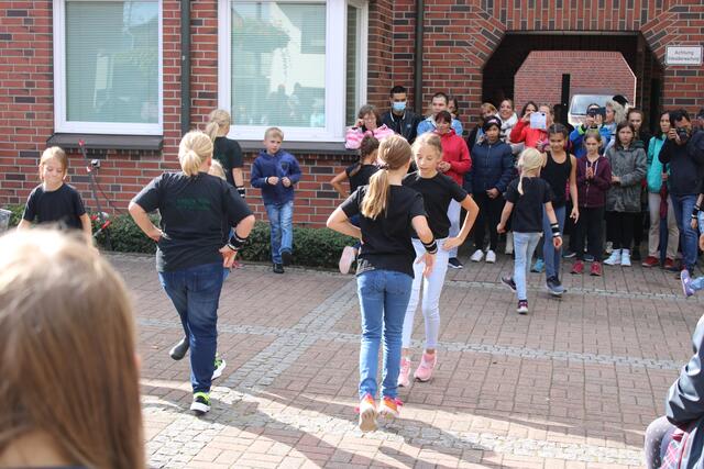 Die Tanzgruppe "Funny Kids" des MTV Salzhausen zeigte vor dem Rathaus ihr Können | Foto: ce