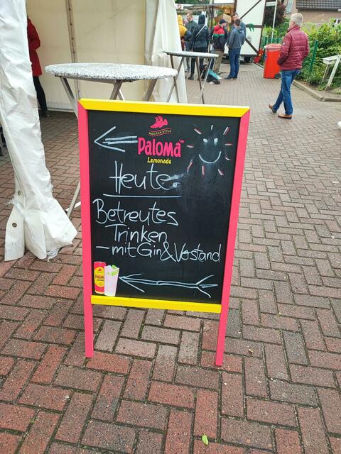 Die Budenbetreiber bewiesen trotz des Wetters Humor | Foto: thl