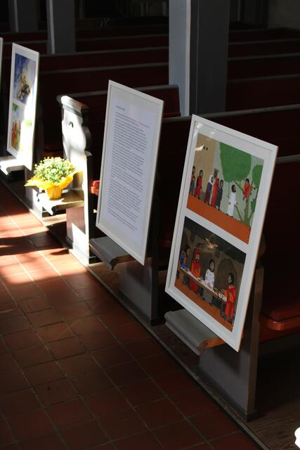 Texte und Bilder zum Gottesdienst-Thema "Umgekehrt" gab es in der Kirche | Foto: ce