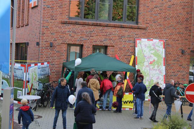 War schon von Weitem zu sehen: der Infostand der Bürgerinitiativen gegen die von der Deutschen Bahn geplante neue ICE-Strecke durch die Region | Foto: ce