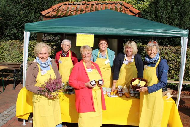 Der Landfrauenverein Egestorf-Salzhausen unter der Leitung von Anke Jagau (2. v. re.) präsentierte seine Marmeladen und andere Aktivitäten | Foto: ce