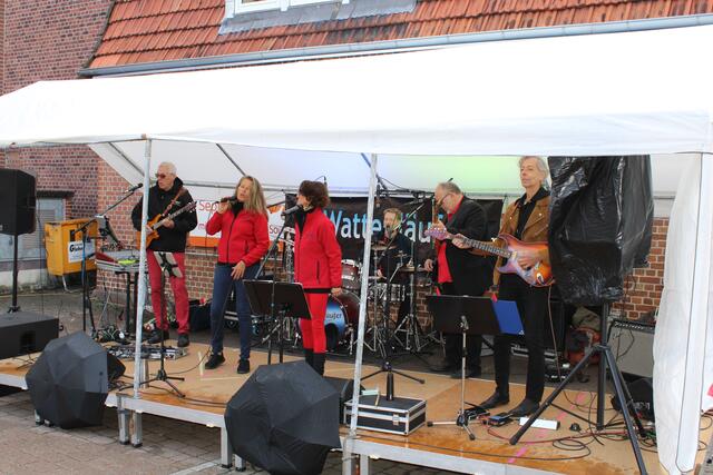 Die beliebte Plattrock-Band "Wattenläufer" heizte auf dem Haidmarkhof-Gelände ein | Foto: ce