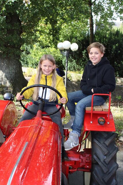 Waren begeistert von den Oldtimer-Treckern: Frida (9) und Hannes (11) aus Garlstorf | Foto: ce