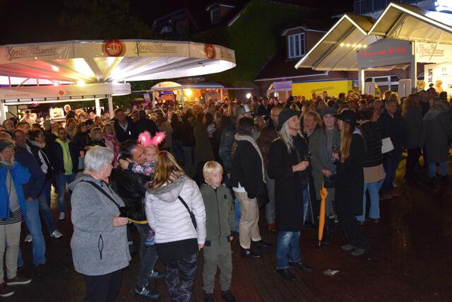 Publikum am Samstagabend vor der Musikbühne | Foto: ts