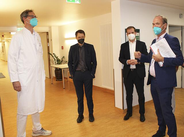 Beim Besuch in der Waldklinik Jesteburg: Dr. Karl Lauterbach (2. v. li.) mit (v. re.) den Geschäftsführern Dr. Hans- Heinrich und Nils Aldag sowie dem Ärztlichen Direktor Dr. Christoph Dohm