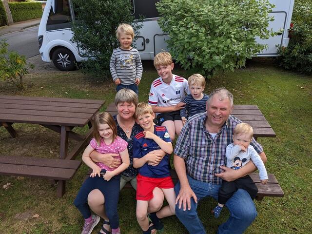 Anette und Ulli Benecke mit ihren Enkelkindern | Foto: Familie Benecke
