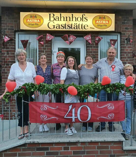 Das Team der Bahnhofsgaststätte beim 40. Hochzeitstag von Ulli und Anette Benecke in diesem Jahr  | Foto: Familie Benecke