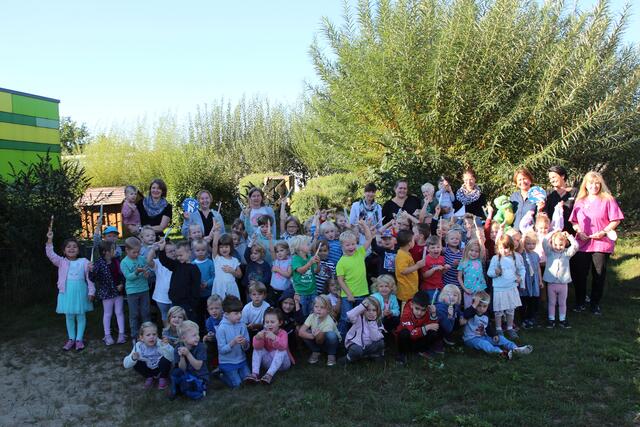 Stolz zeigen die Mädchen und Jungen der DRK-Kita-Scharmbeck ihre Zahnbürsten und freuen sich, dass sie nun eine Kita mit Biss besuchen | Foto: Landkreis Harburg