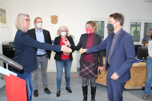 Karl Lauterbach (re.) mit den SPD-Kandidaten Sabine Schulz-Rakowski, Michael Cramm, Steffi Menge und SPD-Bundestagsabgeordnete Svenja Stadler