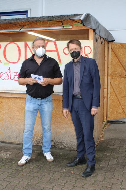 Beim Rundgang durch den AHD-Pflegedienst: Inhaber Ole Bernatzki (li.) und Karl Lauterbach