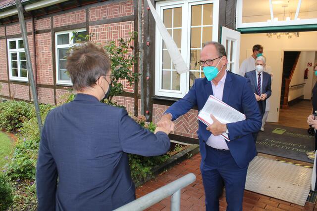 Dr. Hans-Heinrich Aldag (re.) begrüßte Karl Lauterbach in der Waldklinik