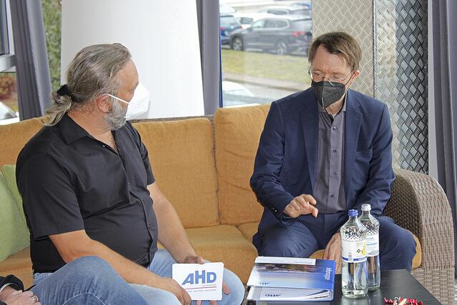 Bundes-Gesundheitsminister Karl Lauterbach (SPD, re.) im Gespräch mit Ole Bernatzki (AHD)