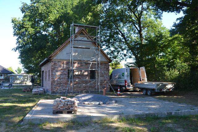 Neben der alten Schmiede findet ein neues Projekt seinen Platz: das Backhaus | Foto: sc