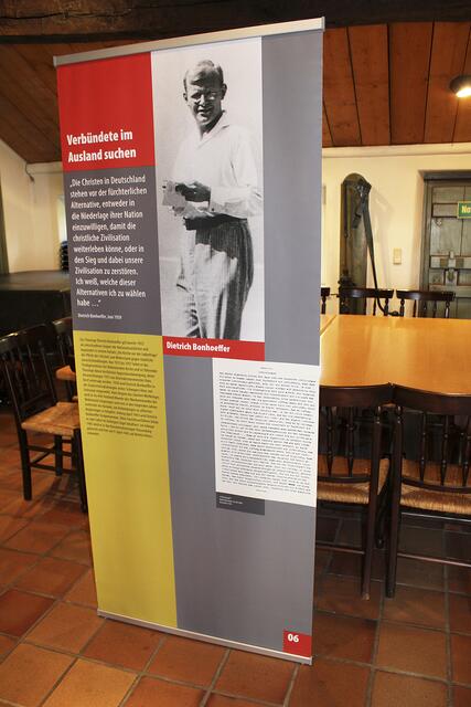 Auf solchen Tafeln wird im Makens Hus an die Widerstandskämpfer gegen das Nazi-Regime erinnert
