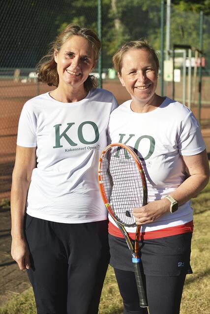 Die Erstplatzierten bei den Damen 50: Silke Laarmann (li.) und Christin Oestmann  | Foto: Sebastian Pötzscher