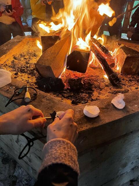 Mit dem Feuerstahl und Watte wurde Feuer entfacht | Foto: pm