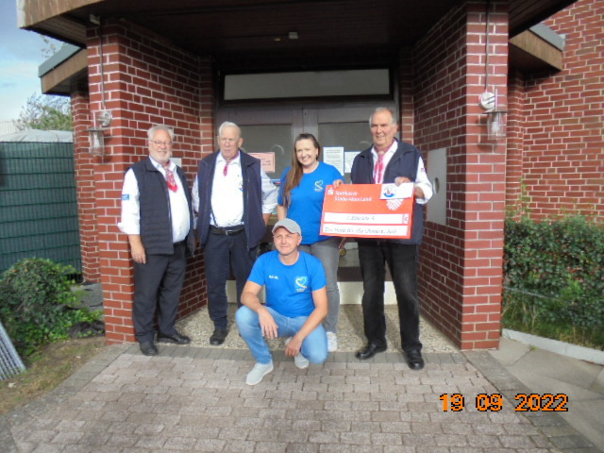 1.200 Euro gespendet: Altländer Shanty-Chor unterstützt Ukraine-Helfer ...