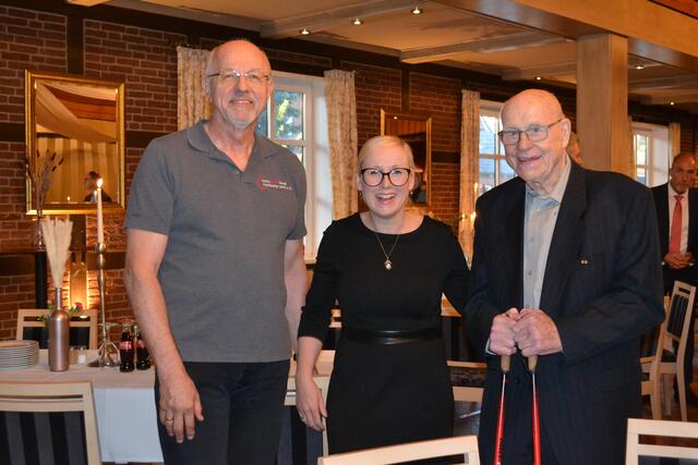 Uwe Bahnweg, Vorsitzender des Kreissportbundes, mit Bürgermeisterin Nadja Weippert und Ehrenbürger Eike Holtzhauer. Der KSB hatte vorgeschlagen, Holtzhauer zum Ehrenbürger zu ernennen | Foto: bim