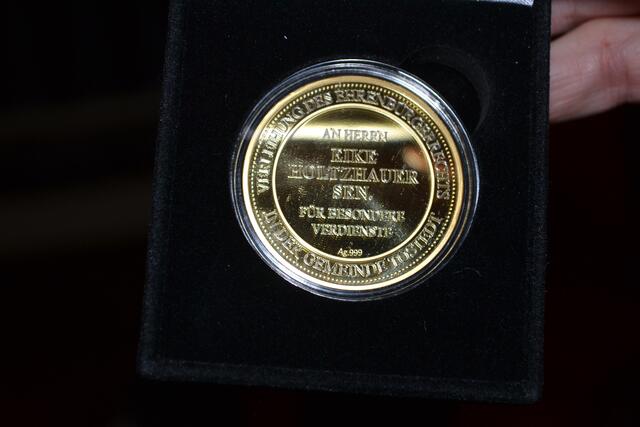 Die Medaille zur Ehrenbürgerschaft | Foto: bim